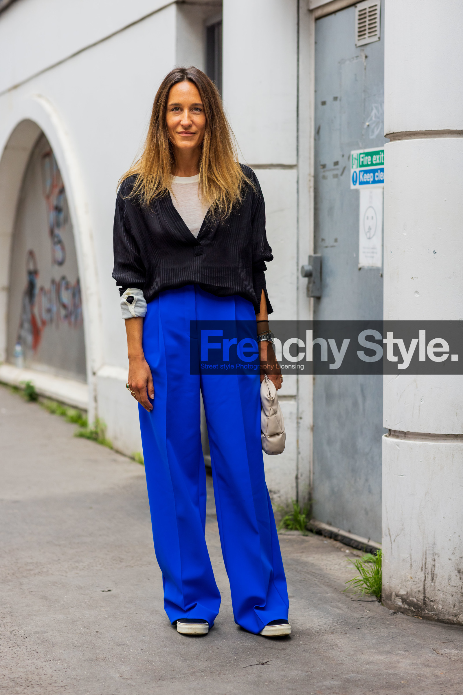 tshirt, white, blouse, black, trousers, wideleg pants, blue, handbag, pouch, beige, fashion week, frenchystyle, FW, jonathan paciullo, street style, SS 22, SPRING SUMMER 2022, LFW, LONDON, vertical, full length