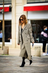 Christine Centenera, tartan, checked coat, black sunglasses, street style, jonathan paciullo, FW, frenchystyle, fashion week, AUTUMN WINTER 2022-2023, FALL WINTER 2022_2023, FW 22-23, PFW, PARIS, full length, vertical