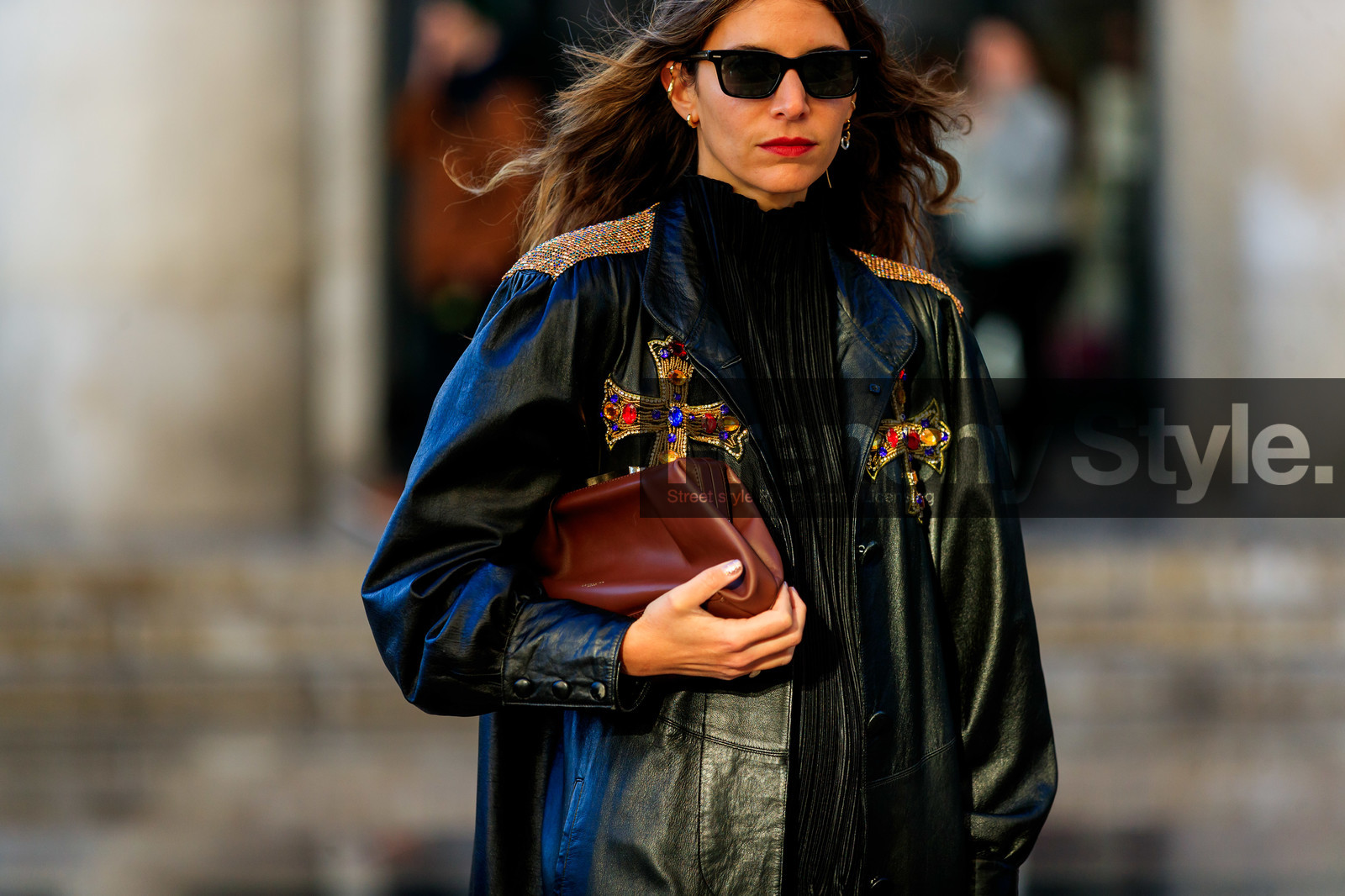 jen wonders, red lipstick, black sunglasses, black blouse, black leather coat, black jeans, pleated blouse, high collar blouse, pearl embroidered coat, strassed coat, metalic coat, golden coat, cross embroidered coat, burgundy leather clutch, fashion week, frenchystyle, FW, jonathan paciullo, street style, PFW, PARIS, horizontal, atmosphere details, detail