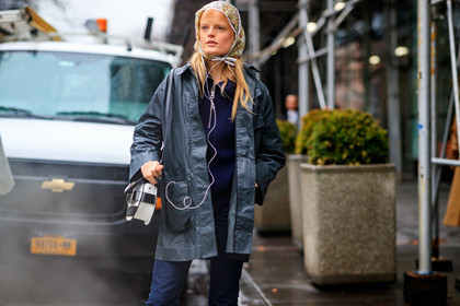 model, hanne gaby odiele, hair scarf, plastic scarf, sheer scarf, floral printed scarf, black parka, navy blue pullover, zipped pullover, white leather bag, bicolor bag, round shape bag, shoulder bag, proenza schouler bag, blue jeans, navy blue jeans, fashion week, frenchystyle, FW, jonathan paciullo, street style, NYFW, NEW YORK, AUTUMN WINTER 2020-2021, FALL WINTER 2020-2021, FW 20-21, horizontal, atmosphere details, detail
