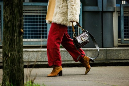 details, croco bag, chloe handbag, brown boots, red jumpsuit, street style, jonathan paciullo, FW, frenchystyle, fashion week, AUTUMN WINTER 2022-2023, FALL WINTER 2022_2023, FW 22-23, PFW, PARIS, horizontal, atmosphere details, detail