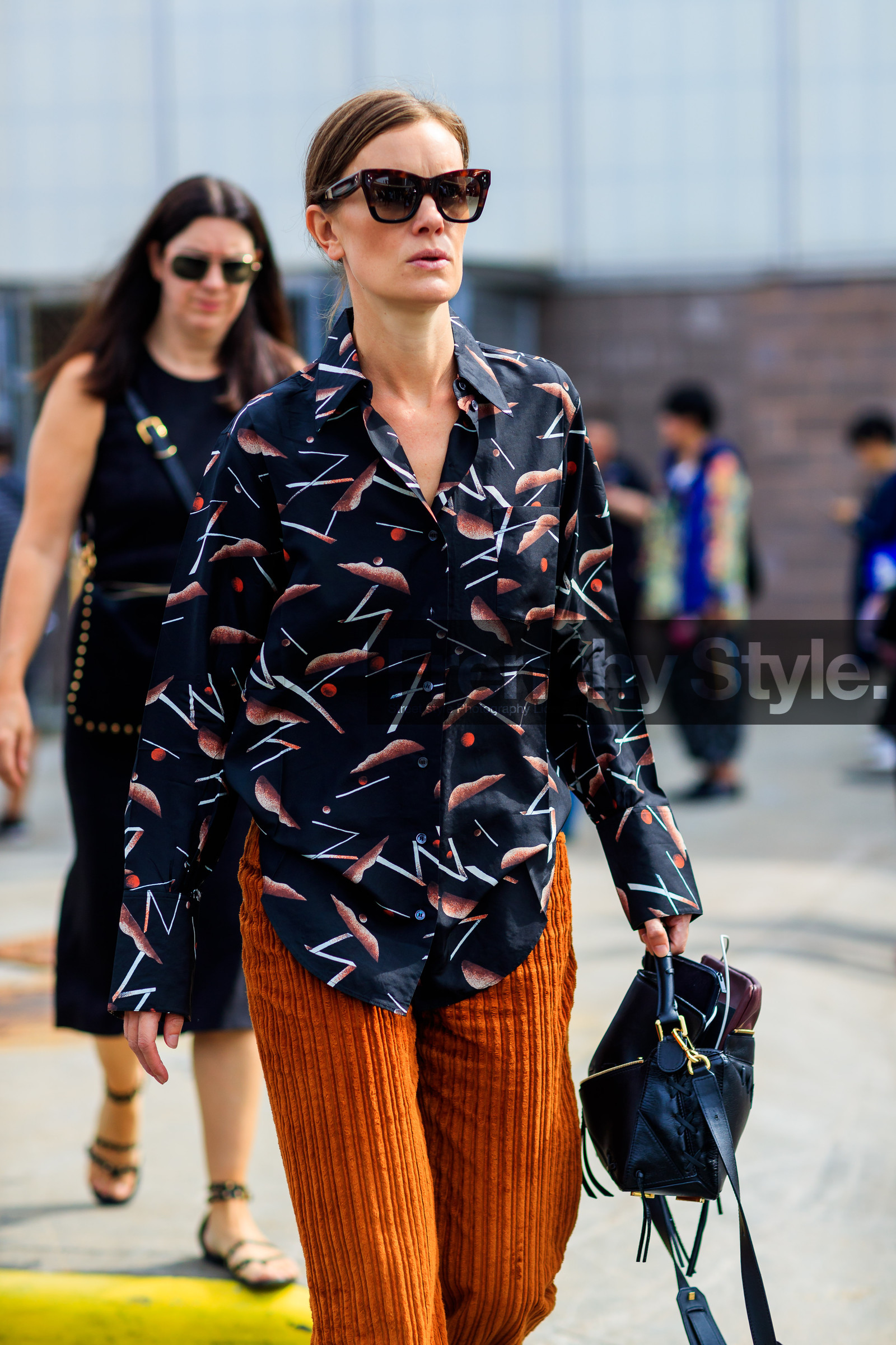 atmosphere details, black bag, black shirt, camel pants, corduroy, detail, fashion week, frenchystyle, FW, jo ellison, jonathan paciullo, leather bag, NEW YORK, NYFW, printed shirt, SPRING SUMMER 2018, SS 18, street style, sunglasses, trousers, vertical