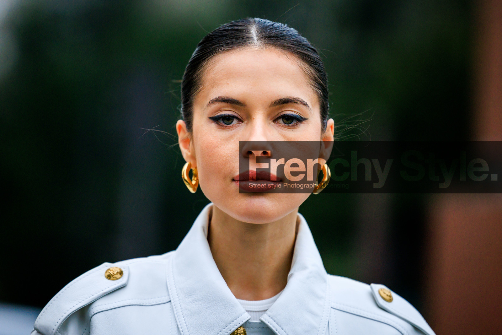 details, closeup, eye cat, golden earrings, golden loops, white jacket, make up, fashion week, frenchystyle, FW, jonathan paciullo, street style, PARIS, PFW, SPRING SUMMER 2022, SS 22, atmosphere details, detail, horizontal