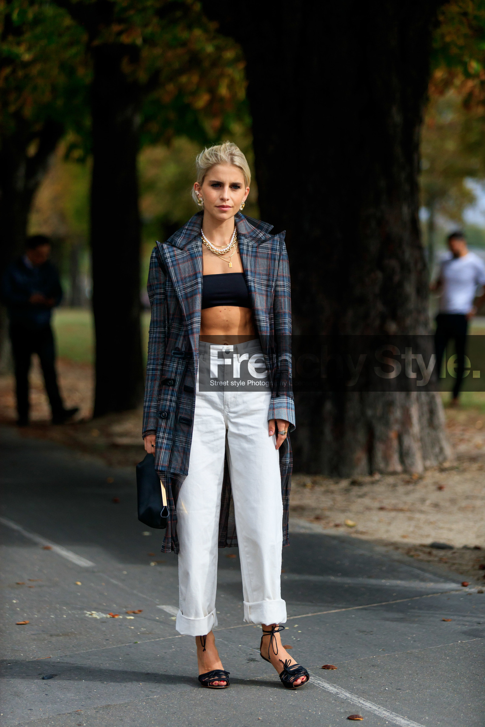 caro daur, checked trench coat, dark grey trench coat, white jeans, flare jeans, black top, black bra, cropped top, multi necklace, pearl necklace, golden necklace, chain necklace, big chain necklace, black leather clutch, black leather sandals, multi straps sandals, cropped jeans, fashion week, frenchystyle, FW, jonathan paciullo, street style, SPRING SUMMER 2020, SS 20, PFW, PARIS, vertical, full length
