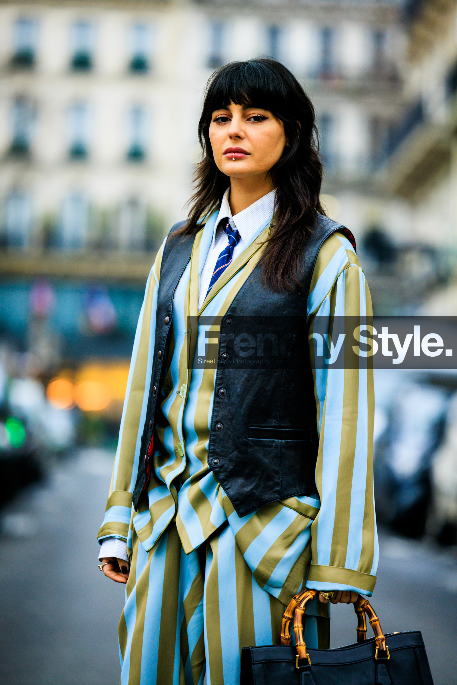dandy look, fringe hair, sleeveless vest, leather vest, stripes suit, satined suit, bamboo bag, gucci bag, leather bag, black handbag, blue tie, white shirt, blue and green suit, fashion week, frenchystyle, FW, jonathan paciullo, street style, PARIS, PFW, SPRING SUMMER 2022, SS 22, atmosphere details, detail, vertical, maria bernad