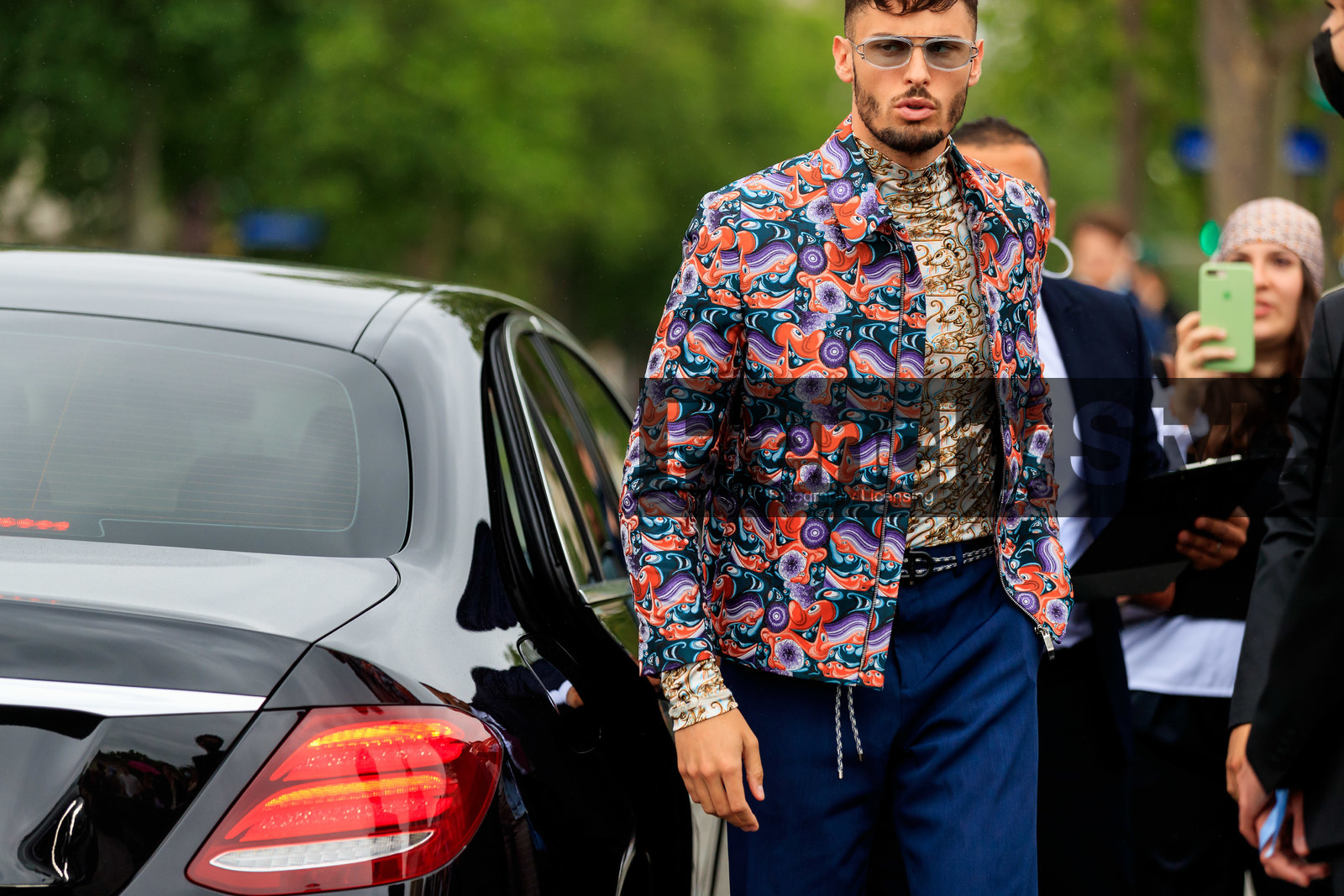 dior belt, dior jacket, dior top, dior total look, print all over, printed jacket, printed top, face printed jacket, face printed top, high collar top, multicolor jacket, green jacket, orange jacket, purple jacket, zipped jacket, beige top, blue top, animal printed jacket, animal printed top, rope belt, sheer sunglasses, silvered sunglasses, dior sunglasses, mix and match look, fashion week, frenchystyle, FW, jonathan paciullo, street style, PFW, PARIS, SPRING SUMMER 2022, SS 22, horizontal, atmosphere details, detail