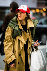 LA cap, red cap, classic trench, puffed collar trench, kaki and beige trench, white handbag, totebag, close up, street style, jonathan paciullo, FW, frenchystyle, fashion week, AUTUMN WINTER 2022-2023, FALL WINTER 2022_2023, FW 22-23, PFW, PARIS, vertical, detail