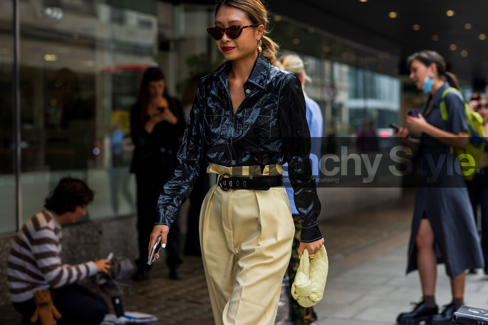 Rosana Lai, belt, high waisted, pants, trousers, bottega veneta bag, bottega veneta, mini bag, silk, shirt, blue, fashion week, frenchystyle, FW, jonathan paciullo, street style, SPRING SUMMER 2022, SS 22, LFW, LONDON, horizontal, atmosphere details, detail