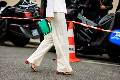 details, white suit, loewe bag, mini bag, green bag, loewe sandals, black sandals, loewe shoes, black heels, caro daur, street style, jonathan paciullo, FW, frenchystyle, fashion week, AUTUMN WINTER 2022-2023, FALL WINTER 2022_2023, FW 22-23, PFW, PARIS, horizontal, atmosphere details, detail
