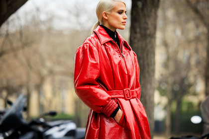 red trench, belted trench, smoky eyes, pattent coat, pattent boots, black boots, white hair, fashion week, frenchystyle, FW, jonathan paciullo, street style, PARIS, PFW, SPRING SUMMER 2022, SS 22, atmosphere details, detail, horizontal, model