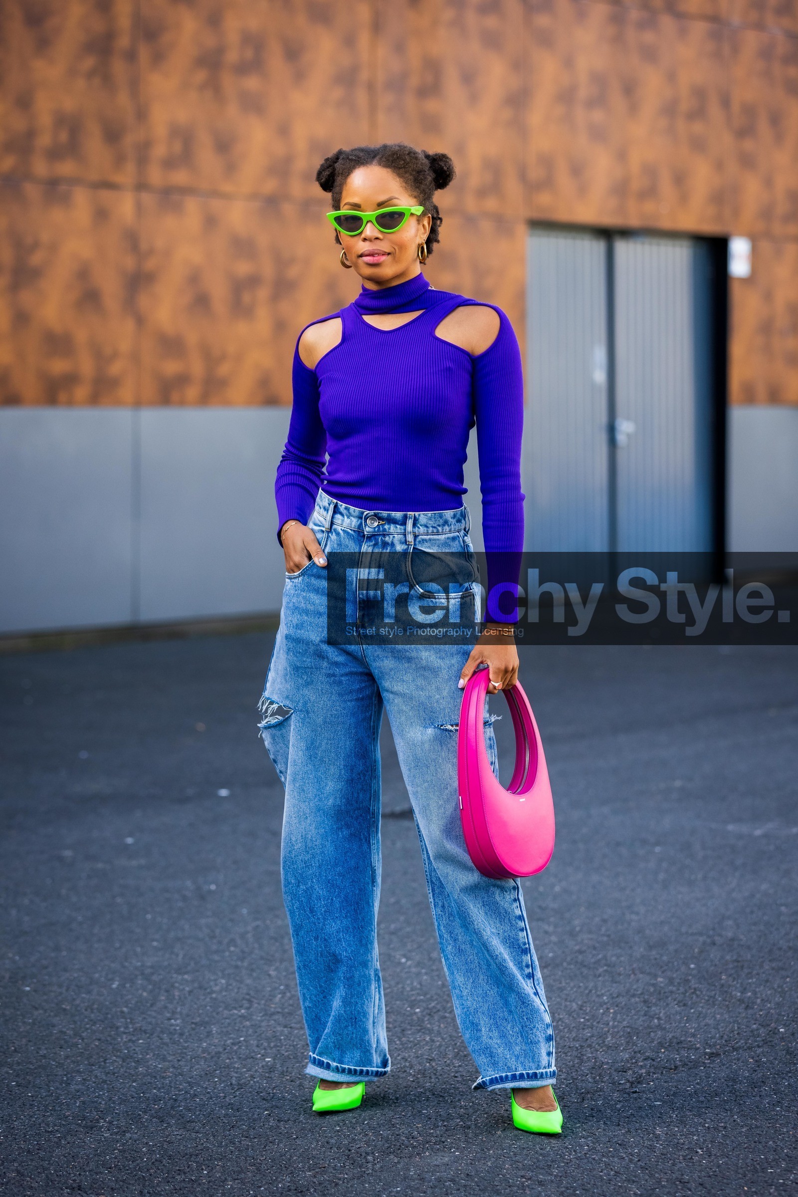 bag, blue denim, blue electric top, color, coperni bag, cut out top, denim, Ellie Delphine, fluo green shoes, fluo green sunglasses, fluo pink bag, jean, large denim, large jean, pink bag, sunglasses, top, street style, jonathan paciullo, FW, frenchystyle, fashion week, PFW, PARIS, SPRING SUMMER 2022, SS 22, vertical, full length