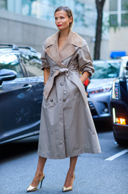 fashion week, frenchystyle, full length, FW, golden shoes, high heels, jonathan paciullo, leather shoes, model, natasha poly, NEW YORK, NYFW, red lips, shiny shoes, SPRING SUMMER 2018, SS 18, street style, trench coat, vertical