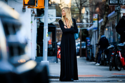cut out black long dress, blue cavas bag, jessie andrews, fashion week, frenchystyle, FW, jonathan paciullo, street style, NYFW, NEW YORK, AUTUMN WINTER 2022-2023, FALL WINTER 2022_2023, FW 22-23, atmosphere details, horizontal, full length