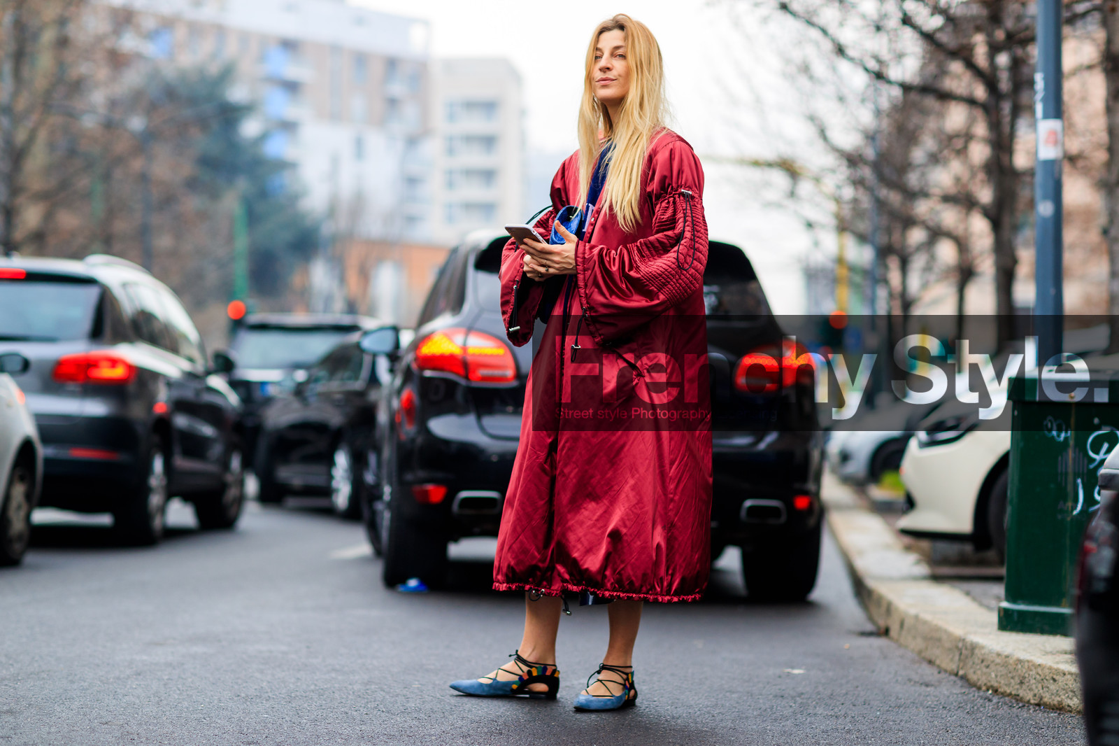ada kokosar, atmosphere details, AUTUMN WINTER 2017-2018, AW 17-18, blue bag, blue shoes, FALL WINTER 2017-2018, fashion week, frenchystyle, full length, FW, FW 17-18, horizontal, jonathan paciullo, leather bag, leather shoes, long coat, MFW, MILAN, parka, raincoat, red coat, street style, suede shoes