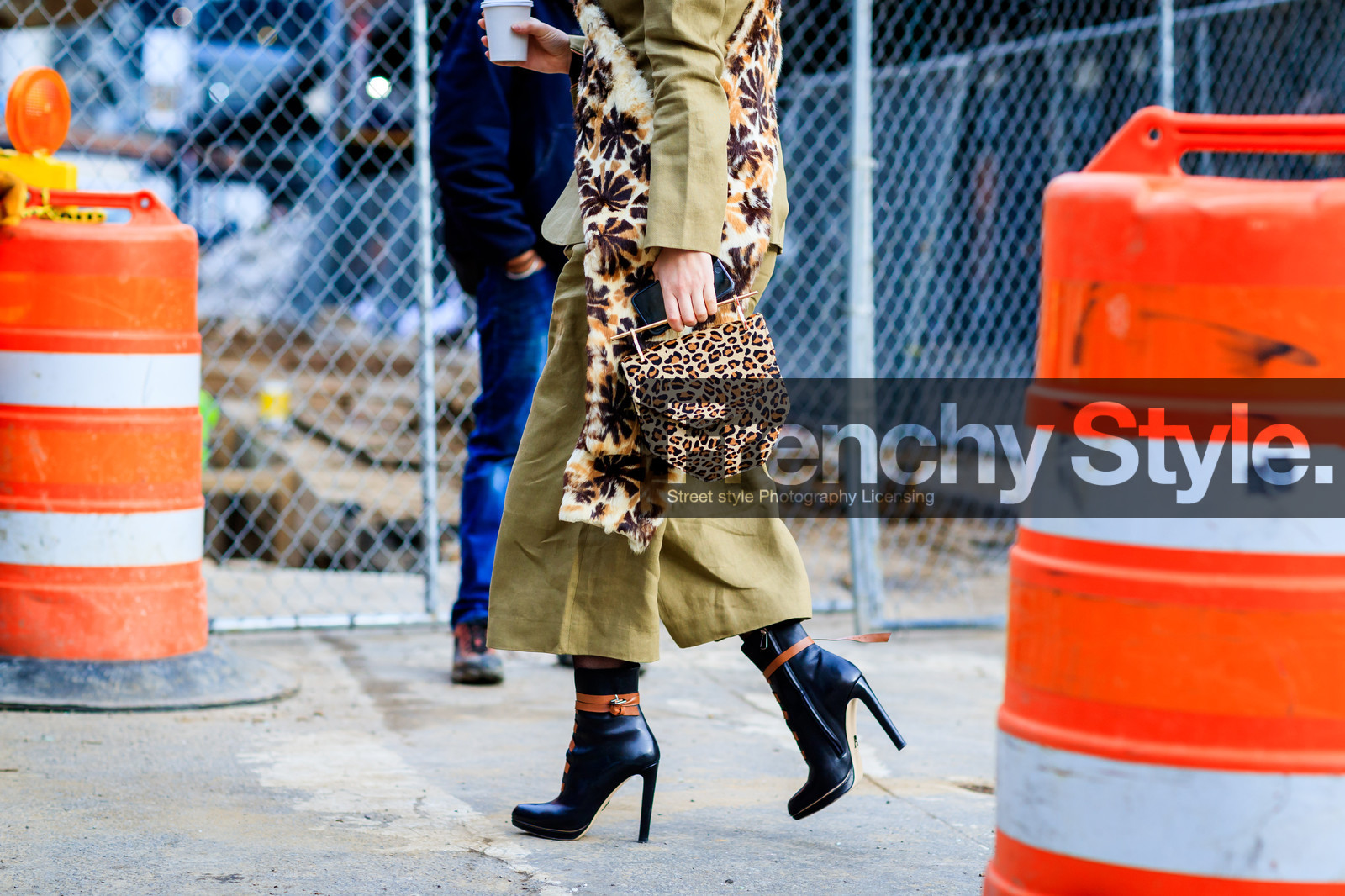 animal print, atmosphere details, AUTUMN WINTER 2017-2018, AW 17-18, black shoes, brown bag, chloe king, detail, FALL WINTER 2017-2018, fashion week, frenchystyle, FW, FW 17-18, green jacket, green pants, green suit, high heels, horizontal, jonathan paciullo, lace up shoes, leather bag, leather shoes, leopard, leopard print, linen, m2malletier, NEW YORK, NYFW, printed bag, printed scarf, street style