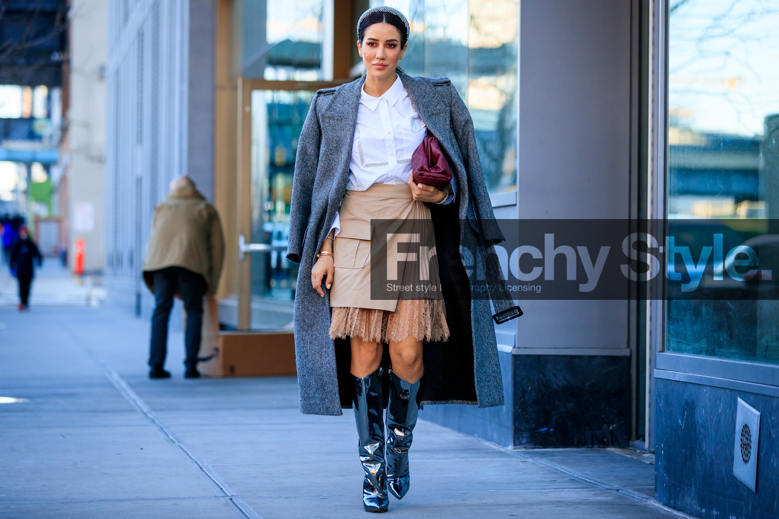 tamara kalinic, grey coat, oversize coat, white shirt, beige skirt, pleated skirt, lace shirt, lace skirt, wrap skirt, burgundy leather clutch, bottega veneta bag, cartier bracelet, cartier clou bracelet, golden bracelet, strassed headband, black headband, mirror shoes, high boots, silvered boots, plastic boots, fashion week, frenchystyle, FW, jonathan paciullo, street style, AUTUMN WINTER 2020-2021, FALL WINTER 2020-2021, FW 20-21, horizontal, atmosphere details, full length, NYFW, NEW YORK