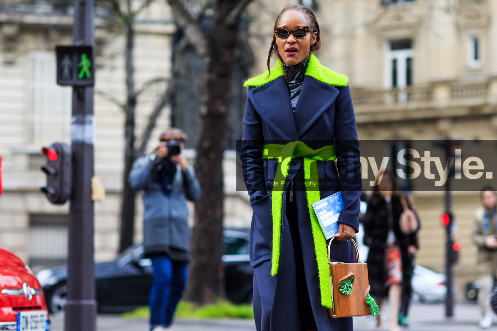 atmosphere details, AUTUMN WINTER 2016-2017, AW 16-17, belted coat, black turtleneck, blue coat, brown bag, detail, FALL WINTER 2016-2017, fashion week, fluo, frenchystyle, FW, FW 16-17, graphic coat, horizontal, jonathan paciullo, laser cut, leather bag, michelle elie, open work, overcoat, PARIS, PFW, street style, sunglasses