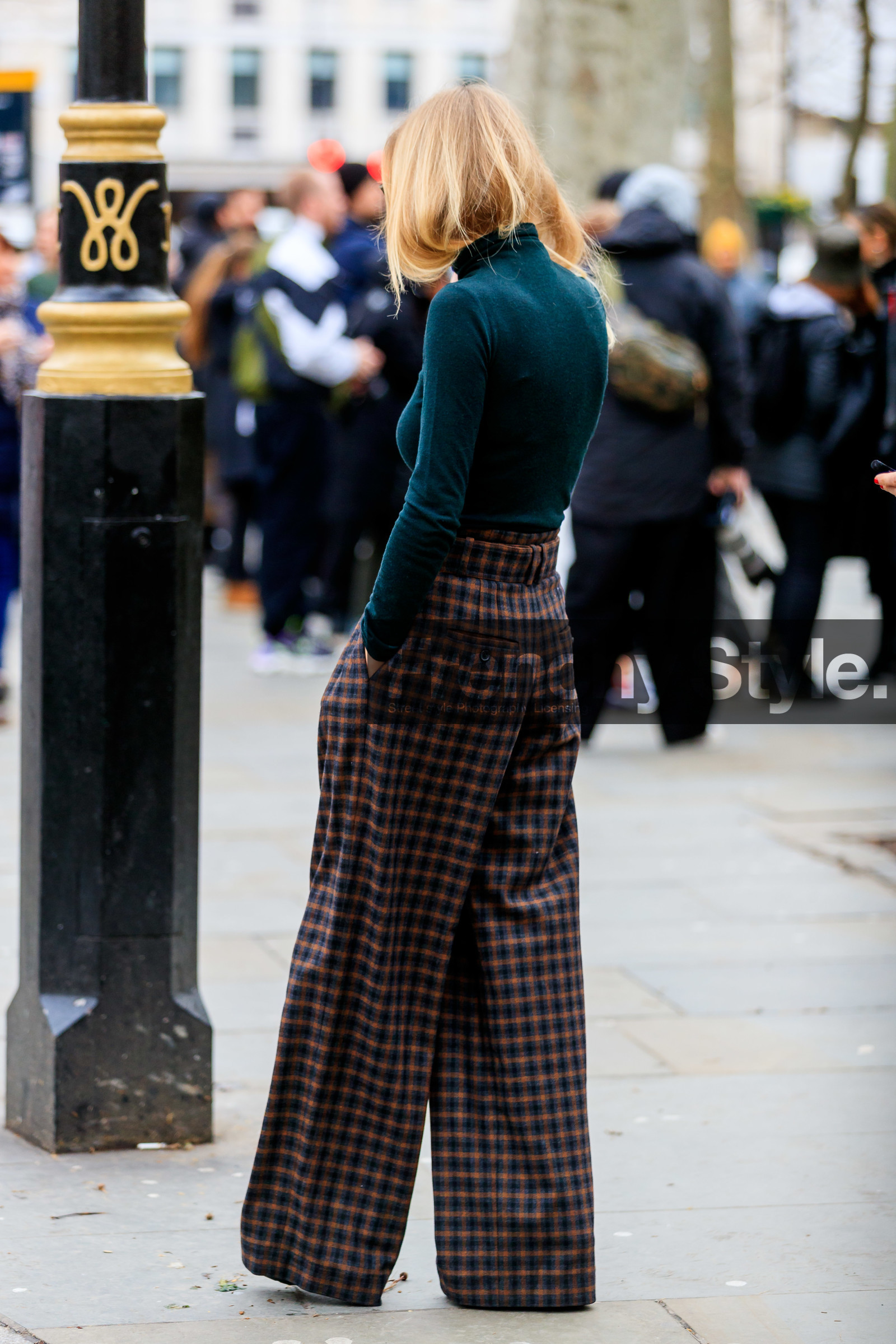 dark green top, turtleneck top, loose pants, checked pants, high waist pants, belted pants, brown pants, dark grey pants, carrot pants, back details, fashion week, frenchystyle, FW, jonathan paciullo, street style, LFW, LONDON, AUTUMN WINTER 2020-2021, FALL WINTER 2020-2021, FW 20-21, vertical, full length