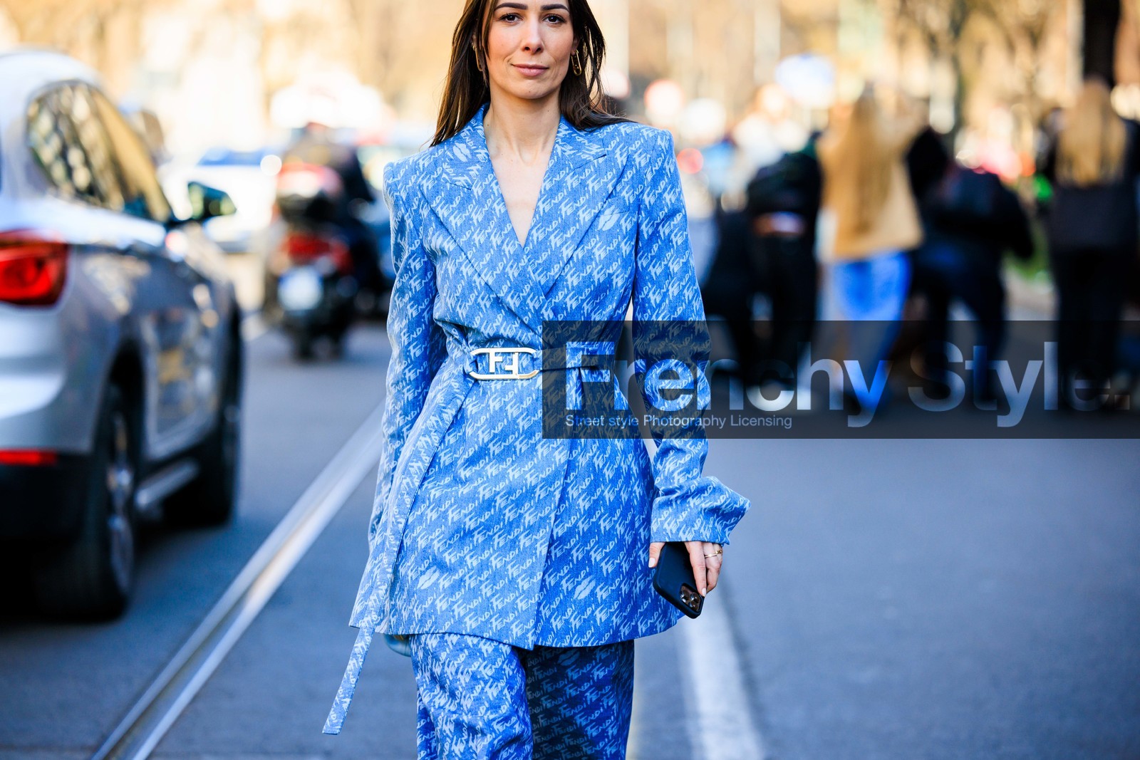 fendi pouch, blue pouch, blue fendi suit, full fendi look, printed pants, dark blue pants, printed blazer, blue blazer, fendi logo bag, oversized pants, oversized blazer, blue look, close up, alice barbier, alice & j.s, fashion week, frenchystyle, FW, jonathan paciullo, street style, MFW, MILAN, FALL WINTER 2022_2023, AUTUMN WINTER 2022-2023, FW 22-23, horizontal, atmosphere details