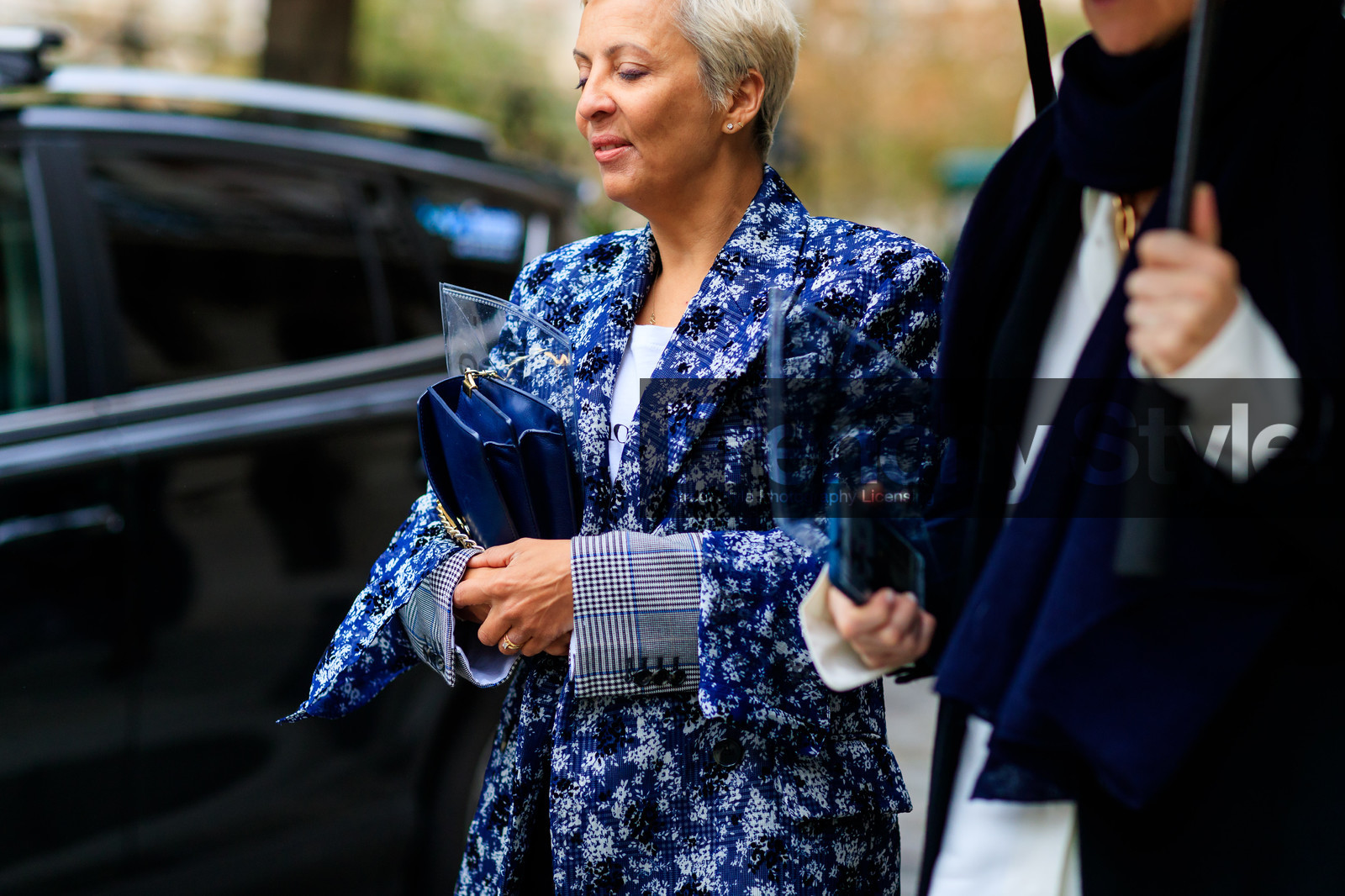 atmosphere details, blue bag, blue coat, detail, fashion week, floral, flowers, frenchystyle, FW, graphic jacket, horizontal, jonathan paciullo, leather bag, PARIS, PFW, plaid, printed jacket, short hair, SPRING SUMMER 2018, SS 18, street style