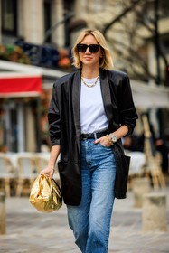 casual chic look, classic jeans, light jeans, straight cut jeans, black blazer, leather blazer, golden chain, black sunglasses, white tshirt, black belt, multiple bracelet, golden pouch, golden bag, lisa aiken, street style, jonathan paciullo, FW, frenchystyle, fashion week, AUTUMN WINTER 2022-2023, FALL WINTER 2022_2023, FW 22-23, PFW, PARIS, vertical, detail