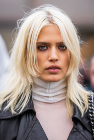 blond hair, detail, hairstyle, makeup, white turtleneck, fashion week, frenchystyle, FW, jonathan paciullo, street style, PFW, PARIS, SPRING SUMMER 2022, SS 22, vertical, atmosphere details, model, portrait