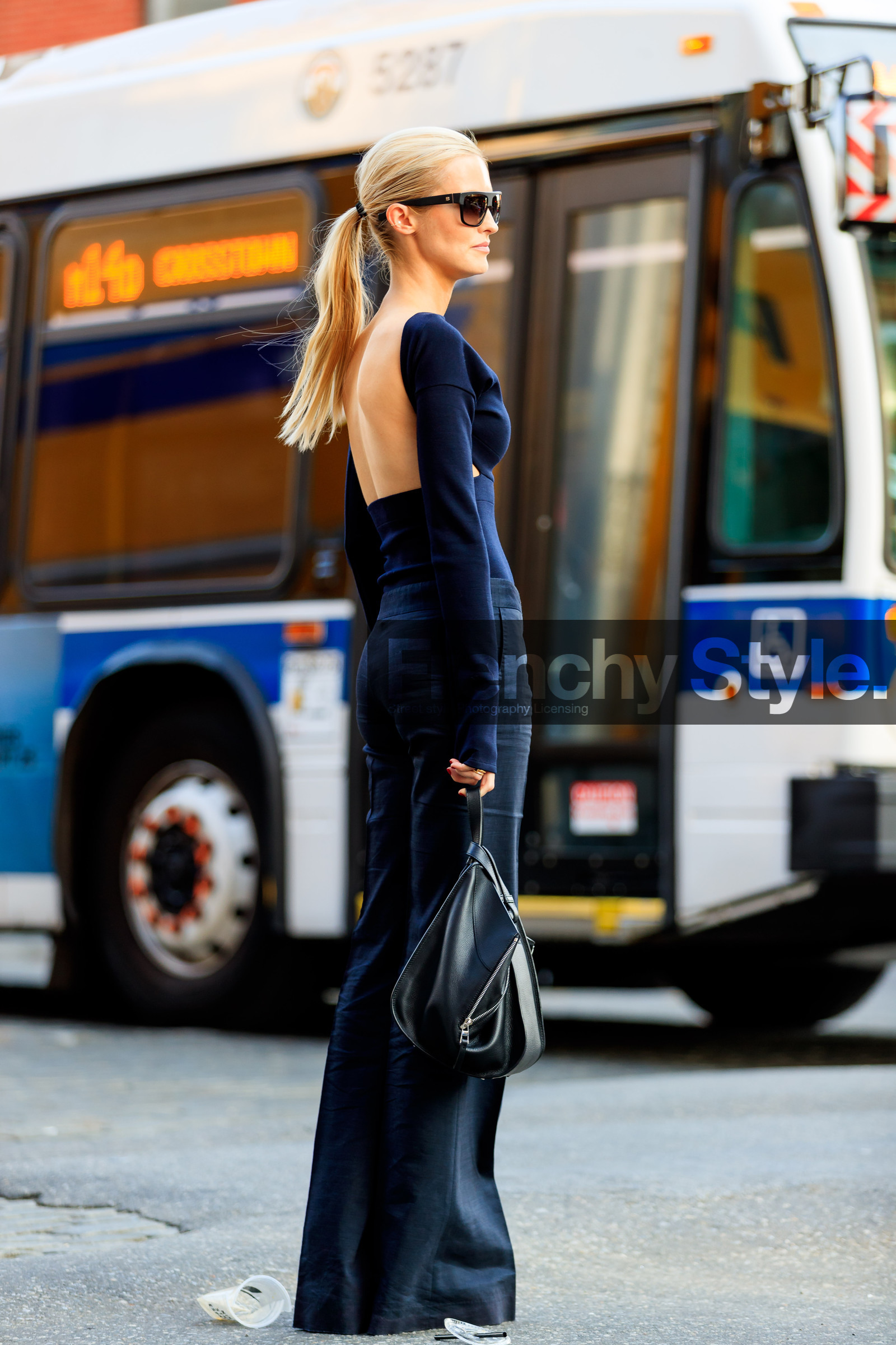 back detail, black bag, black pants, black top, earrings, fashion week, frenchystyle, full length, FW, jonathan paciullo, leather bag, NEW YORK, NYFW, open back, SPRING SUMMER 2018, SS 18, street style, sunglasses, tone on tone, total look black, trousers, vertical