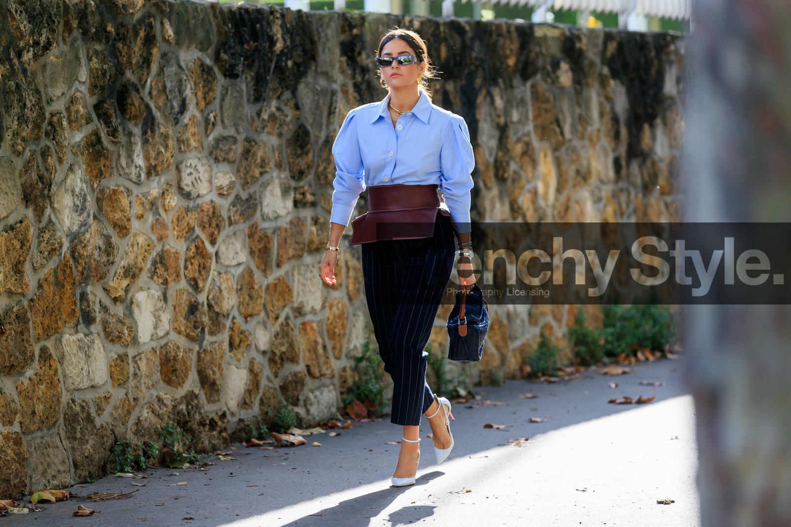 light blue shirt, brown leather belt, big belt, navy blue pants, striped pants, cropped pants, black leather bag, hand bag, plaited leather bag, loewe bag, loewe belt, balloon sleeves, white leather shoes, high heels shoes, sharp end shoes, bulgari watch, silvered watch, fashion week, frenchystyle, FW, jonathan paciullo, street style, SPRING SUMMER 2020, SS 20, PFW, PARIS, horizontal, full length