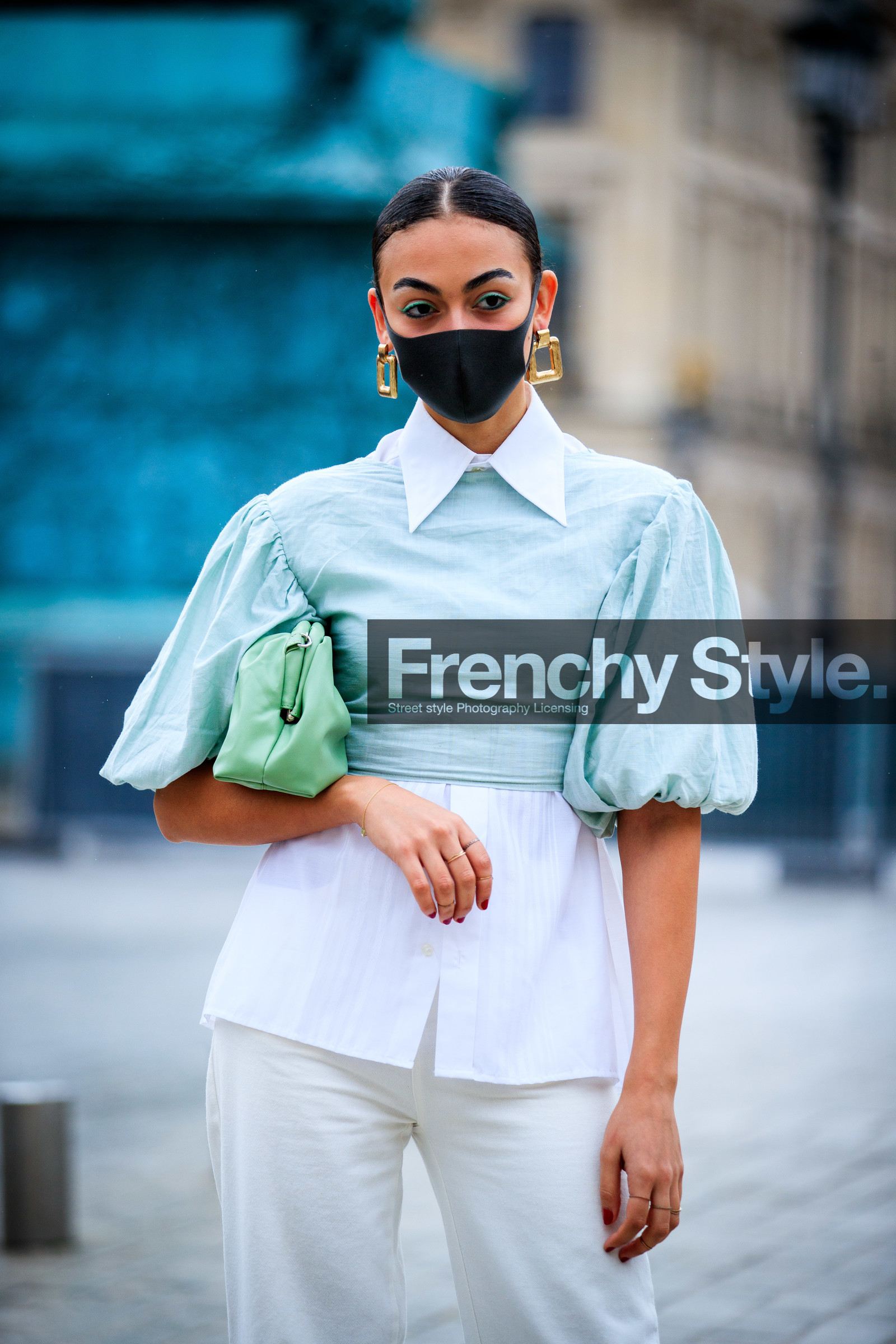 golden earrings, square shape earrings, dangling earrings, green eyeliner, light green blouse, light green leather bag, light green leather clutch, balloon sleeves, white shirt, white pants, covid face mask, fashion week, frenchystyle, FW, jonathan paciullo, street style, PFW, PARIS, SPRING SUMMER 2021, SS 21, vertical, atmosphere details, detail