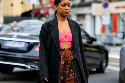 printed skirt, brown skirt, flowered skirt, longskirt, black coat, pink cardigan, knitted cardigan, strass earingss, rajni jacques, fashion week, frenchystyle, FW, jonathan paciullo, street style, AUTUMN WINTER 2022-2023, FALL WINTER 2022_2023, FW 22-23, PFW, PARIS, horizontal, atmosphere details, detail
