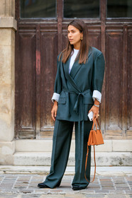 dark grey jacket, dark grey pants, dark grey suits, belted jacket, loose jacket, loose pants, camel leather bag, hand bag, silvered watch, cartier watch, panthere cartier watch, iphone, fashion week, frenchystyle, FW, jonathan paciullo, street style, PFW, PARIS, SPRING SUMMER 2020, SS 20, horizontal, full length