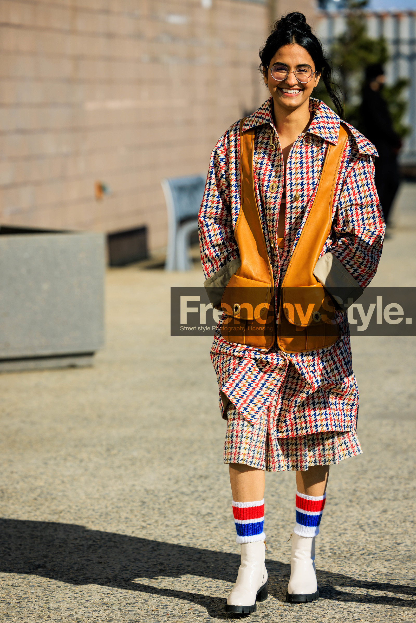 yellow veste, leather sleeveless veste, plaid multicolor jacket, red and blue jacket, printed jacket, glasses, hair bow, multicored longcoat, multicolor coat, plaid long coat, plaid coat, striped socks, white bottines, white leather bottines, tweed bra, tweed pleated skirt, Other Keywords|plaid long coat, Other Keywords|plaid coat, clothes|white leather bottines, fashion week, frenchystyle, FW, jonathan paciullo, street style, NYFW, NEW YORK, AUTUMN WINTER 2022-2023, FALL WINTER 2022_2023, FW 22-23, vertical, atmosphere details