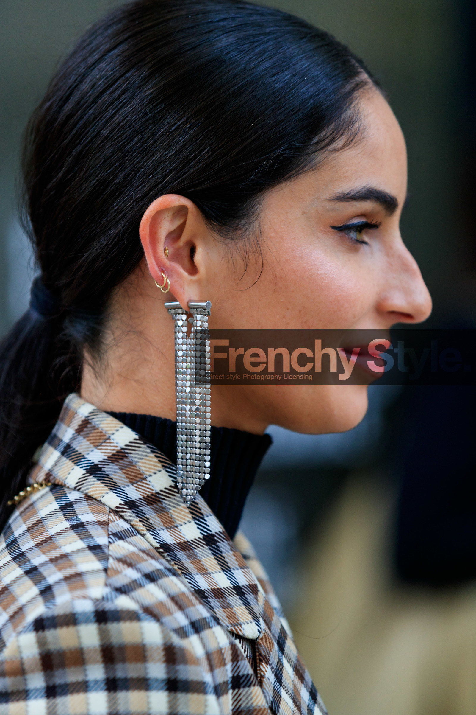 fiona zanetti, paco rabanne earrings, close up detail, dangling earrings, silvered earrings, fashion week, frenchystyle, FW, jonathan paciullo, street style, SPRING SUMMER 2020, SS 20, PFW, PARIS, vertical, atmosphere details, detail