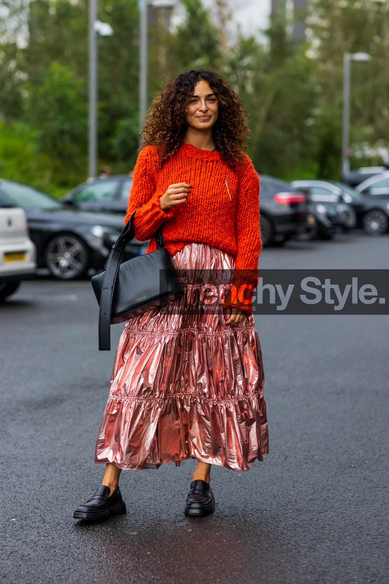 knit, knitwear, knitted top, jumper, red, midi skirt, pleated skirt, print, derbies, black, handbag, metallic, pink, fashion week, frenchystyle, FW, jonathan paciullo, street style, SS 22, SPRING SUMMER 2022, LFW, LONDON, vertical, full length