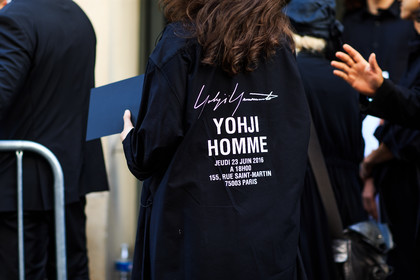 atmosphere details, back detail, black coat, detail, fashion week, frenchystyle, FW, horizontal, jonathan paciullo, MENSWEAR, PARIS, PFW, printed coat, SPRING SUMMER 2017, SS 17, street style, yohji yamamoto