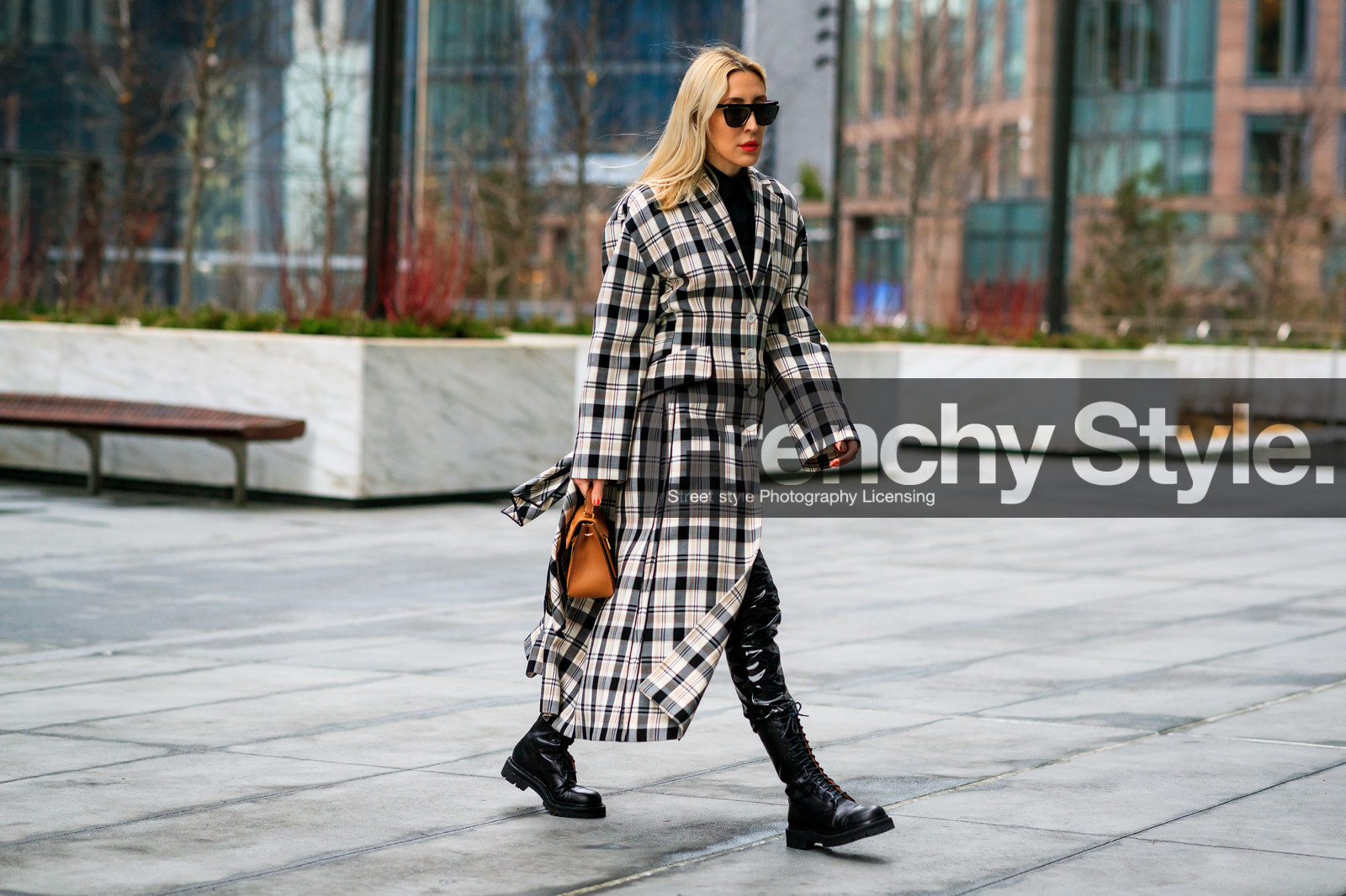 carolina herrera bag, camel leather bag, hand bag, light beige trench coat, checked trench coat, black trench coat, black leather boots, black vinyl pants, flat boots, laced boots, laced ballerina, fashion week, frenchystyle, FW, jonathan paciullo, street style, NYFW, NEW YORK, AUTUMN WINTER 2020-2021, FALL WINTER 2020-2021, FW 20-21, horizontal, atmosphere details, full length
