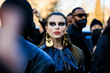 smoky eyes, schiaparelli, golden earrings, make up, wet hair look, fashion week, frenchystyle, FW, jonathan paciullo, street style, PARIS, PFW, SPRING SUMMER 2022, SS 22, atmosphere details, detail, horizontal, julia fox
