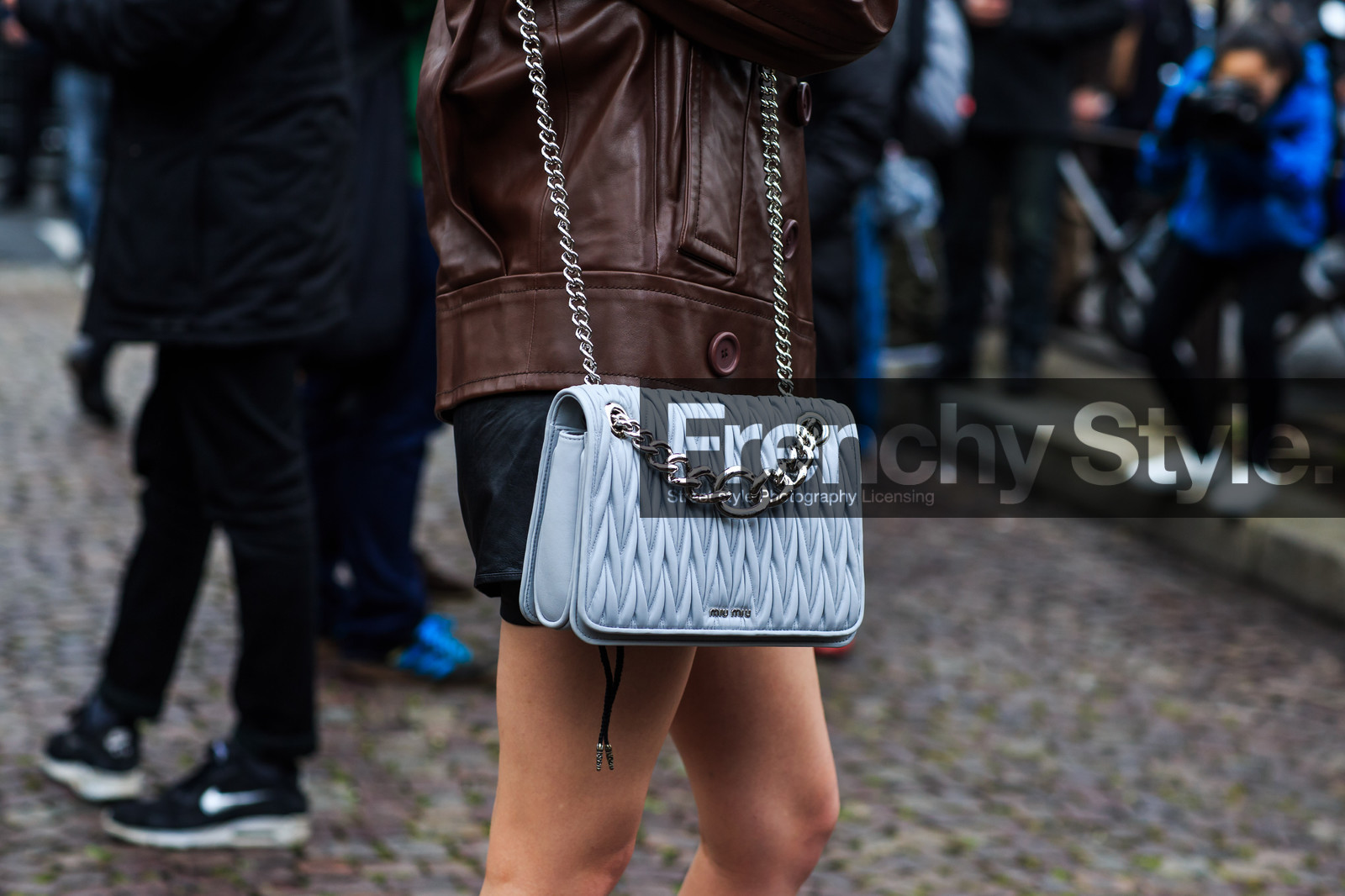 atmosphere details, AUTUMN WINTER 2016-2017, AW 16-17, blue bag, brown jacket, detail, FALL WINTER 2016-2017, fashion week, frenchystyle, FW, FW 16-17, horizontal, jonathan paciullo, leather bag, leather jacket, miu miu, PARIS, PFW, street style, white bag