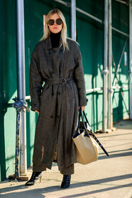 beige bag, black shoes, grey coat, high heels, leather bag, leather shoes, sunglasses, street style, jonathan paciullo, FW, frenchystyle, fashion week, NYFW, NEW YORK, AUTUMN WINTER 2018-2019, AW 18-19, FALL WINTER 2018-2019, FW 18-19, vertical, full length, linda tol