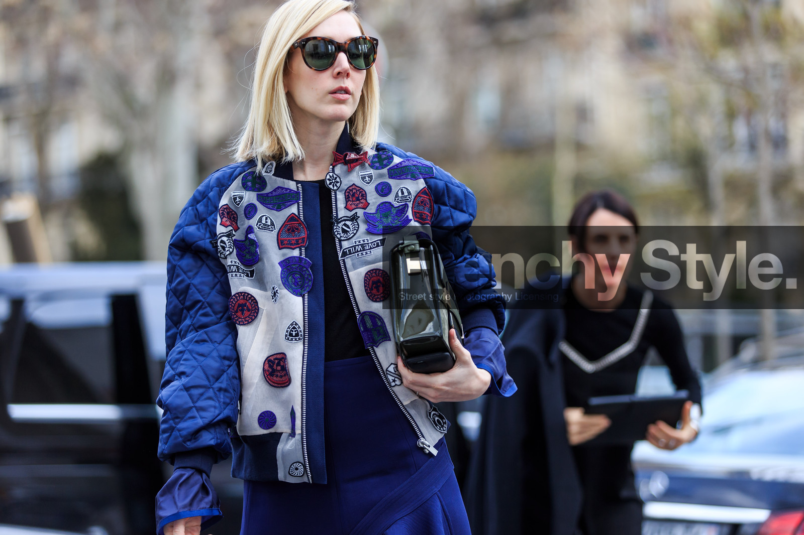 atmosphere details, AUTUMN WINTER 2016-2017, AW 16-17, blue jacket, blue skirt, bomber jacket, detail, FALL WINTER 2016-2017, fashion week, frenchystyle, FW, FW 16-17, green bag, horizontal, jane keltner de valle, jonathan paciullo, kaki bag, leather bag, PARIS, PFW, printed jacket, street style, sunglasses