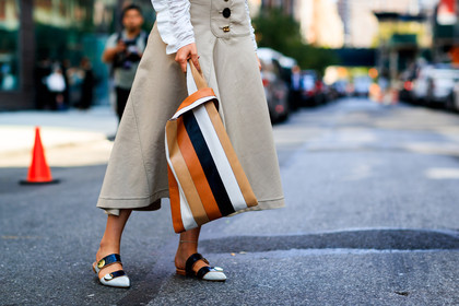 atmosphere details, beige skirt, black and white shoes, brown bag, detail, fashion week, frenchystyle, FW, graphic bag, horizontal, jonathan paciullo, leather bag, leather shoes, NEW YORK, NYFW, printed bag, sofie valkiers, SPRING SUMMER 2018, SS 18, street style, striped bag