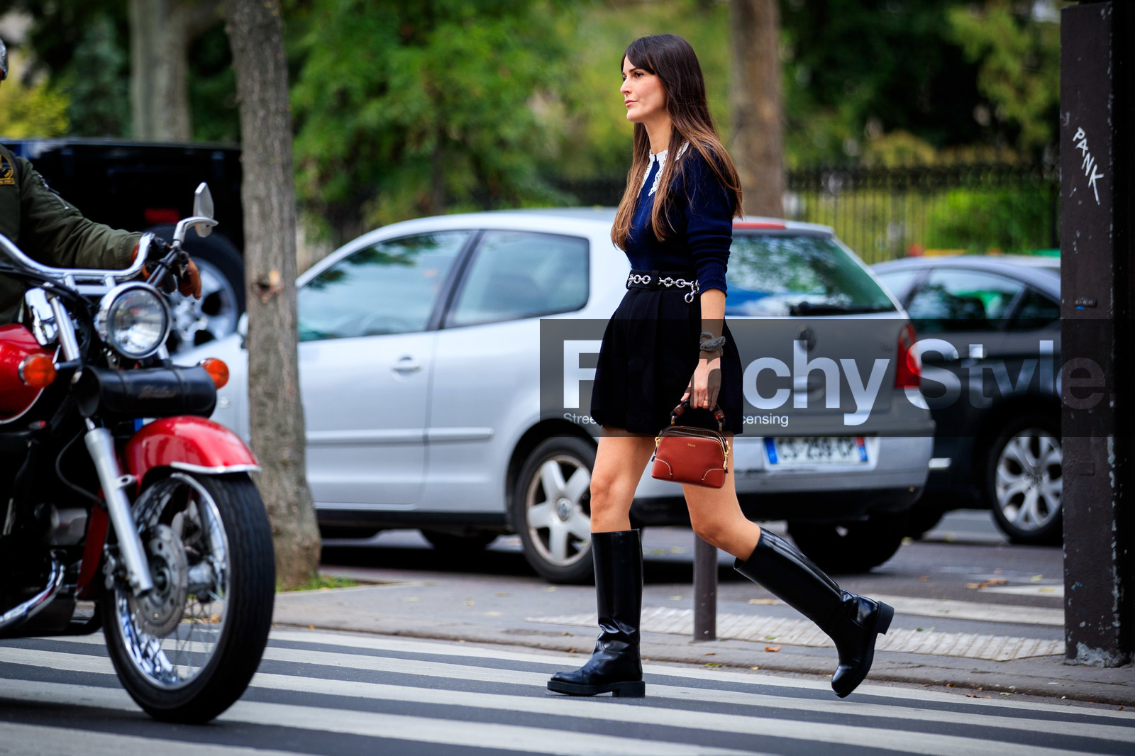 leia sfez, navy blue pullover, black shorts, black leather boots, belted shorts, silvered belt, silvered bracelet, big bracelet, high boots, flat boots, lace collar, lace pullover, camel leather bag, hand bag, chloe bag, big bangle, fashion week, frenchystyle, FW, jonathan paciullo, street style, PFW, PARIS, SPRING SUMMER 2021, SS 21, horizontal, atmosphere details, full length
