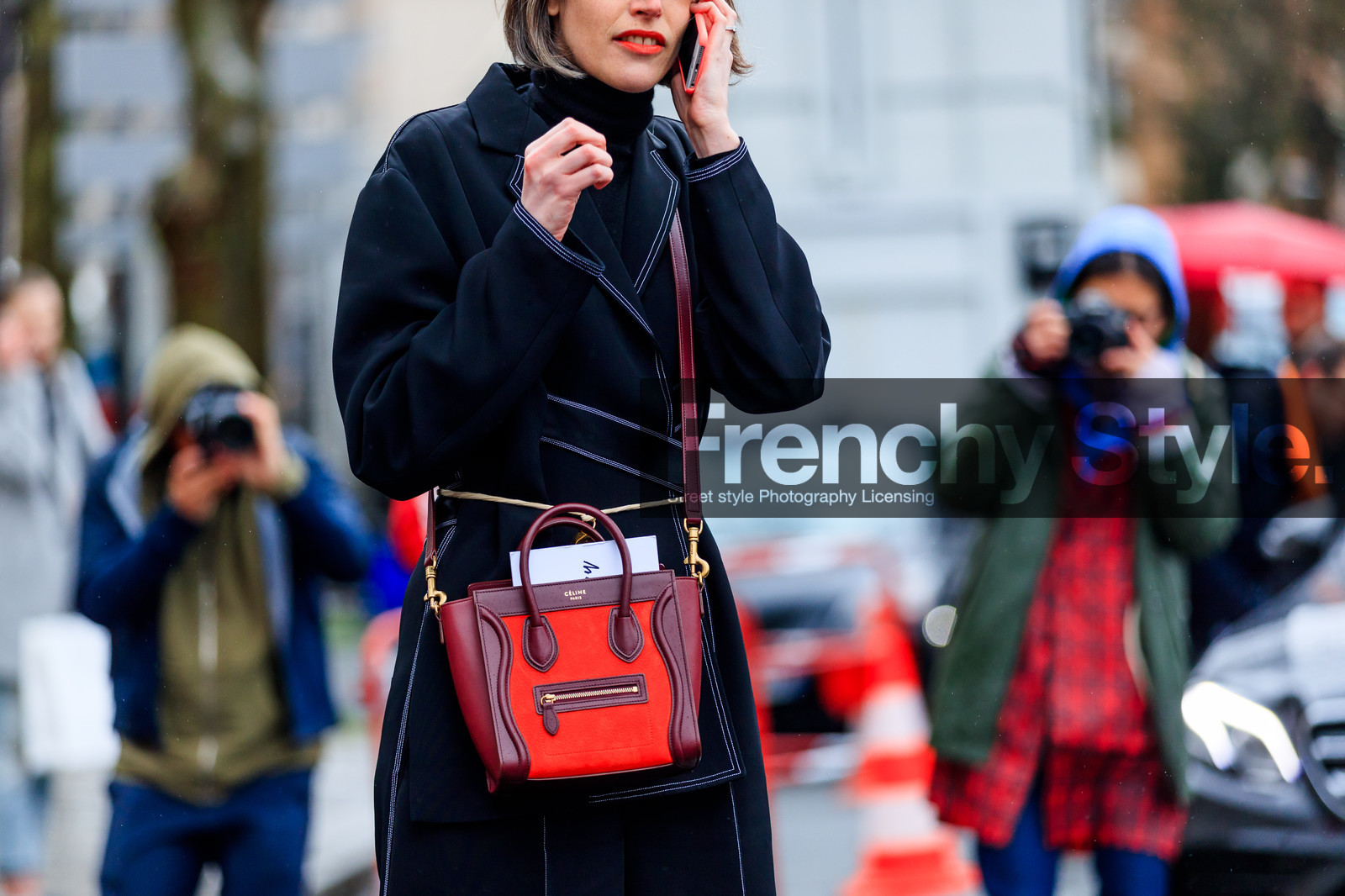 atmosphere details, AUTUMN WINTER 2017-2018, AW 17-18, black coat, céline, detail, FALL WINTER 2017-2018, fashion week, frenchystyle, FW, FW 17-18, horizontal, jonathan paciullo, leather bag, PARIS, PFW, red bag, street style