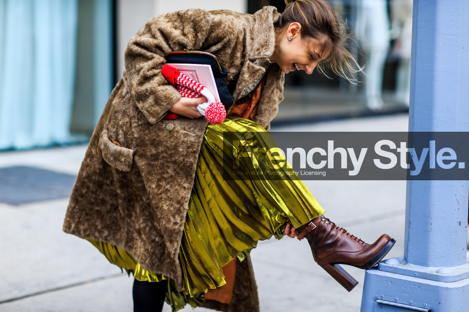 atmosphere details, AUTUMN WINTER 2016-2017, AW 16-17, brown boots, brown coat, brown fur, detail, FALL WINTER 2016-2017, fashion week, frenchystyle, fur coat, FW, FW 16-17, glitter, golden skirt, gucci, high boots, high heels, horizontal, jenny walton, jonathan paciullo, lace top, lace up shoes, leather boots, metallic, NEW YORK, NYFW, pleated skirt, shiny, street style, woman