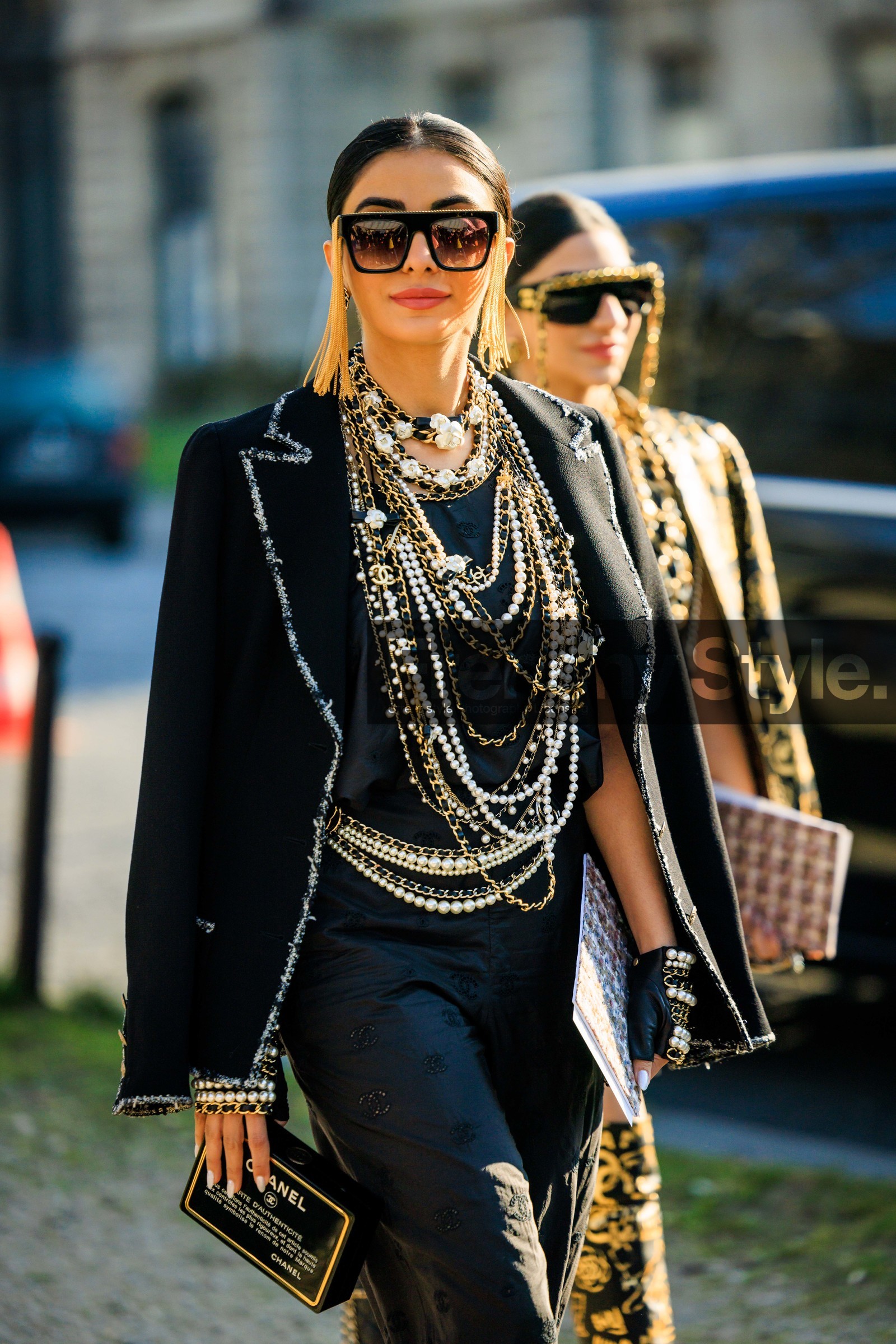 black sunglasses, multiple necklaces, chanel necklaces, tweed jacket, black jacket, chanel jacket, black top, pearl necklaces, pearl belt, chanel belt, black trousers, chanel clutch, black clutch, black gloves, street style, jonathan paciullo, FW, frenchystyle, fashion week, AUTUMN WINTER 2022-2023, FALL WINTER 2022_2023, FW 22-23, PFW, PARIS, vertical, detail