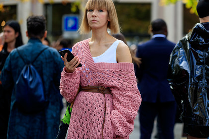 vika gazinskaya, white top, sleeveless top, sleeveless t-shirt, pink dress, long dress, long sleeves dress, knitwear, knit dress, low necked dress, openwork dress, belted dress, brown leather belt, PARIS, PFW, SPRING SUMMER 2020, SS 20, fashion week, frenchystyle, FW, jonathan paciullo, street style, horizontal, atmosphere details, detail