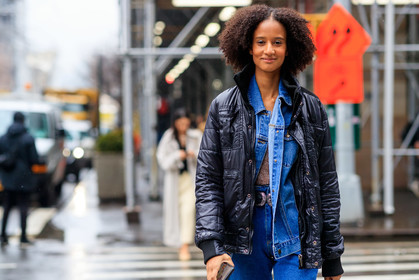 model, black coat, down jacket, denim, denim jacket, denim total look, black leather belt, cowboy belt, fashion week, frenchystyle, FW, jonathan paciullo, street style, NYFW, NEW YORK, AUTUMN WINTER 2020-2021, FALL WINTER 2020-2021, FW 20-21, horizontal, atmosphere details, detail