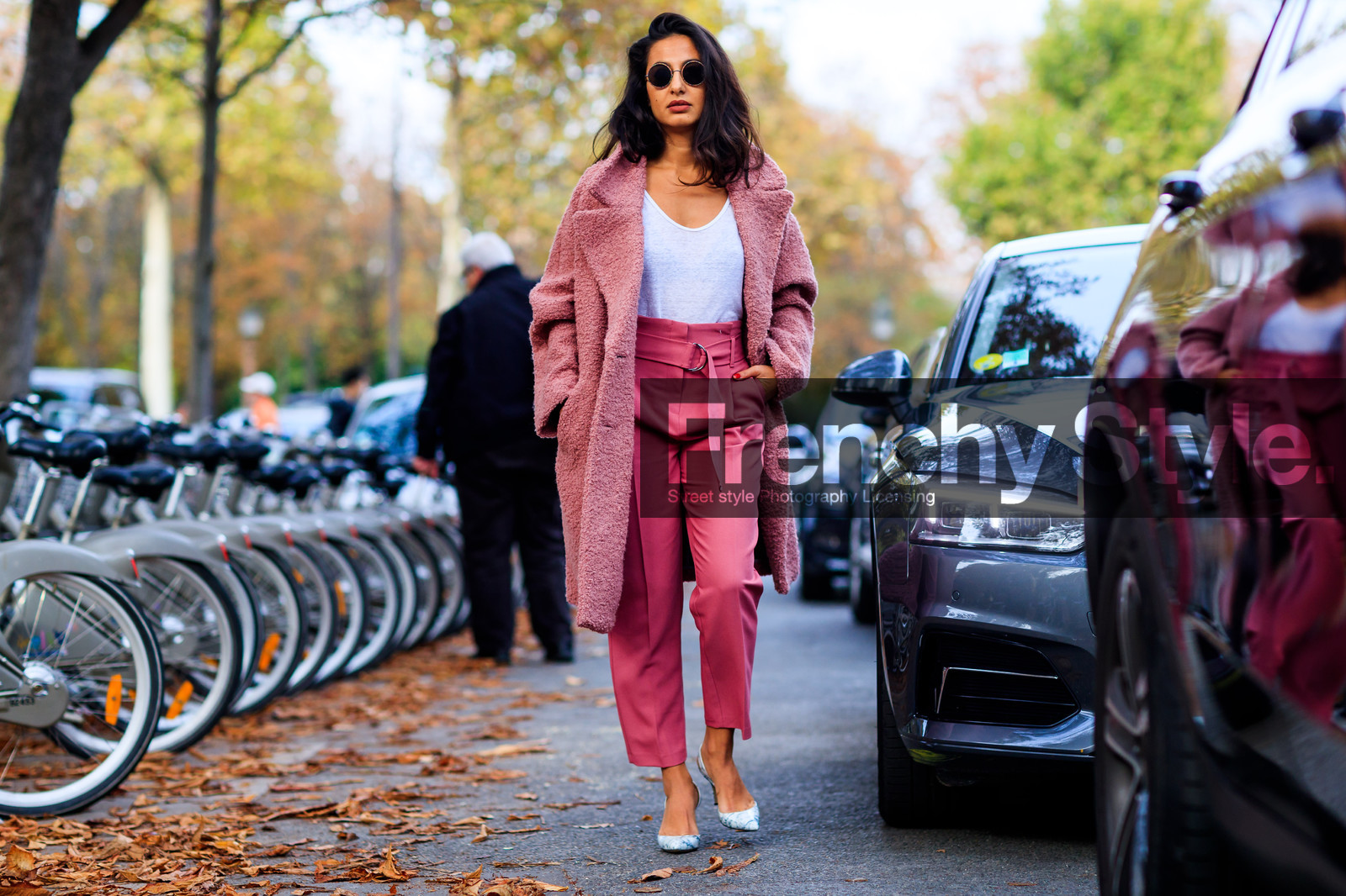 atmosphere details, fashion week, frenchystyle, full length, FW, high heels, horizontal, jonathan paciullo, leather shoes, PARIS, PFW, pink coat, pink pants, printed shoes, SPRING SUMMER 2018, SS 18, street style, sunglasses, trousers, white shoes, white t shirt, nausheen shah