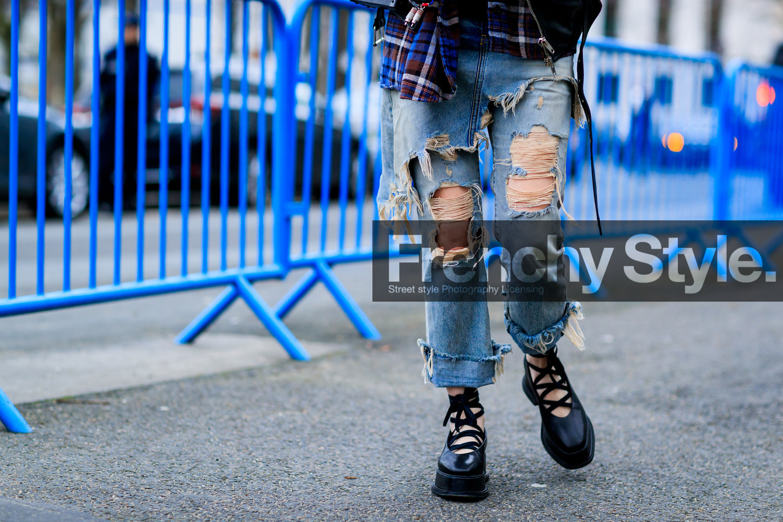 atmosphere details, AUTUMN WINTER 2017-2018, AW 17-18, black shoes, black wedges, blue denim, denim pants, detail, FALL WINTER 2017-2018, fashion week, frenchystyle, FW, FW 17-18, graphic shirt, high heels, horizontal, jeans, jonathan paciullo, leather shoes, PARIS, PFW, printed shirt, ripped pants, street style, trousers