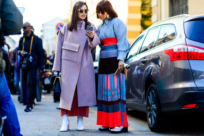 atmosphere details, AUTUMN WINTER 2017-2018, AW 17-18, black bag, blue dress, blue knit, blue shirt, detail, FALL WINTER 2017-2018, fashion week, frenchystyle, FW, FW 17-18, geometric, graphic dress, graphic skirt, high heels, horizontal, jonathan paciullo, leather bag, leather shoes, liz yu, MFW, MILAN, oversize, pink coat, pleated skirt, pleats, printed dress, printed skirt, red skirt, silver shoes, street style, stripes, sunglasses, white boots